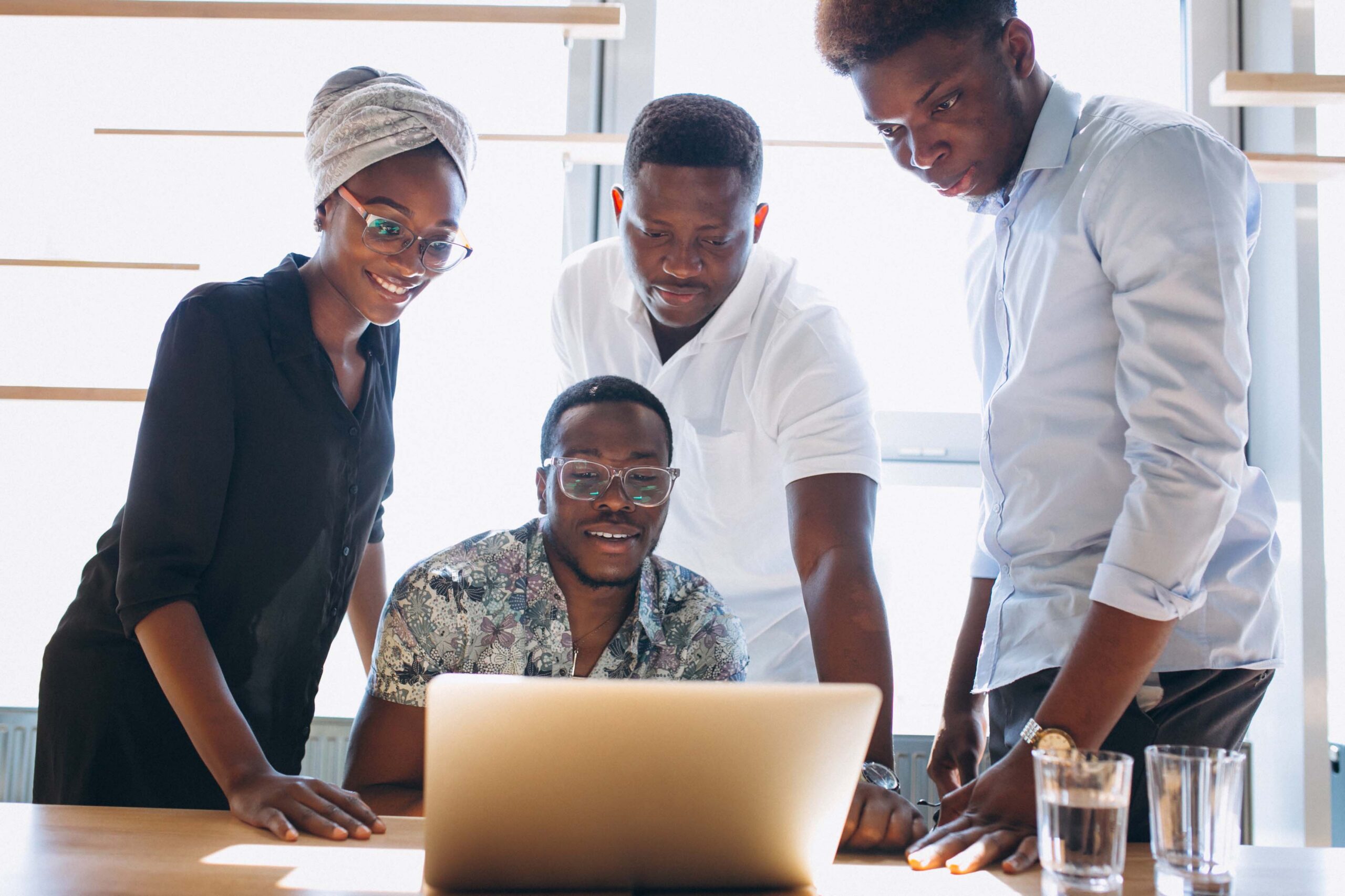 Groupe de jeunes africains réunis autour d'un ordinateur